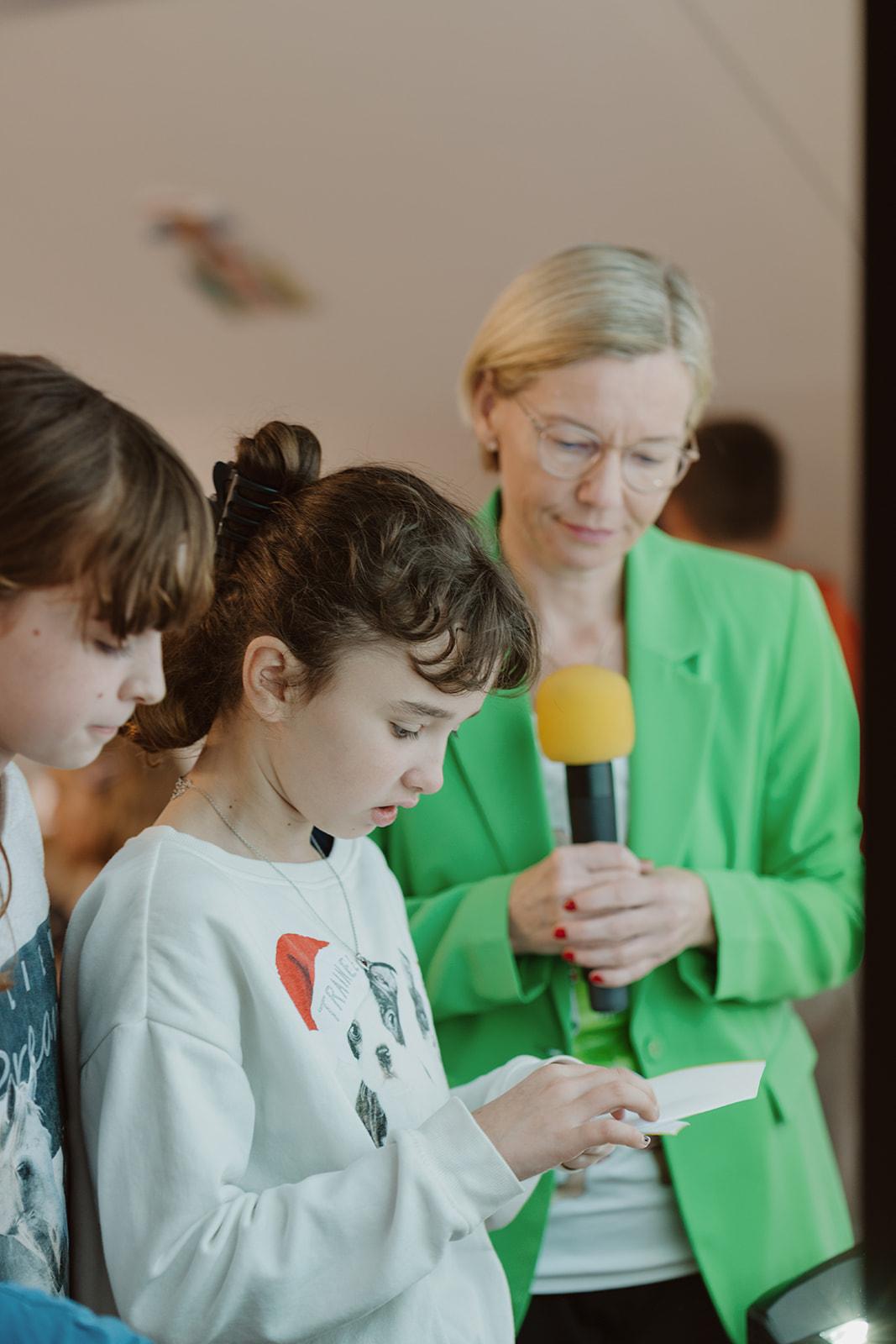 Nadine Gaebel im gemeinsamen Lernen mit Kindern