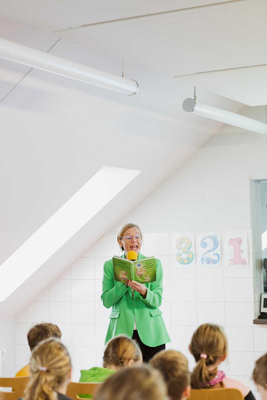 Nadine liest Kindern aus ihrem Buch vor